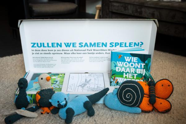 ### Natuureducatie voor de allerkleinsten  De Grote Doe-Doos is ontwikkeld voor peuterspeelzalen en kinderopvanglocaties in en rondom het nationaal park. De materialen stimuleren niet alleen de belangstelling voor natuur, maar dragen ook bij aan de taal-, reken-, sociale en motorische ontwikkeling van jonge kinderen.  Pedagogisch medewerkers kunnen de materialen afzonderlijk gebruiken of combineren tot een complete themaweek. Van voorlezen en puzzelen tot dierenbewegingen nadoen, knutselen met natuurlijke m